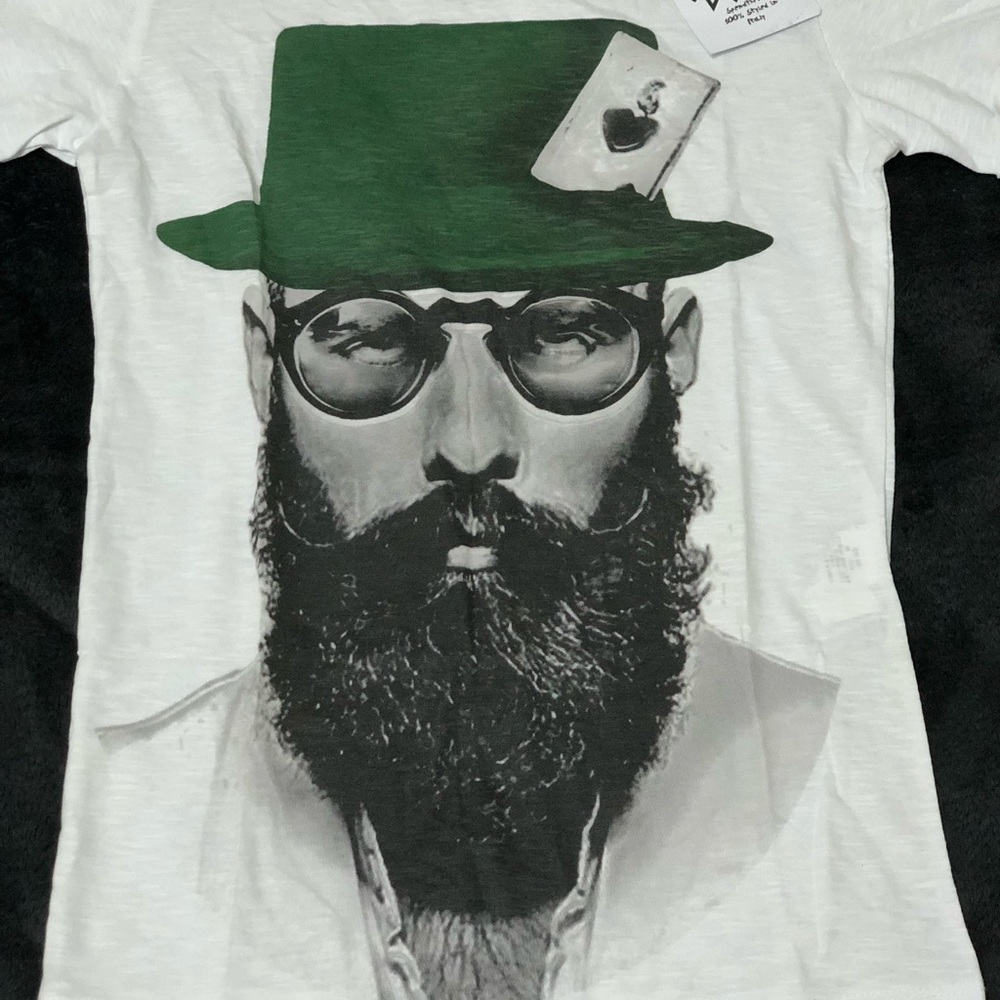 Tee with cool artwork - Picture 3 of 3